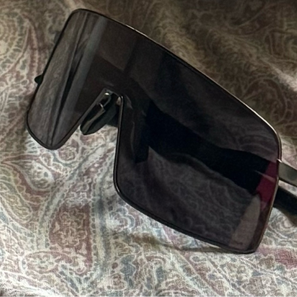 Oakley Sutro TI Prizm Black Lenses, Matte Gunmetal Frames lightly worn,
no case